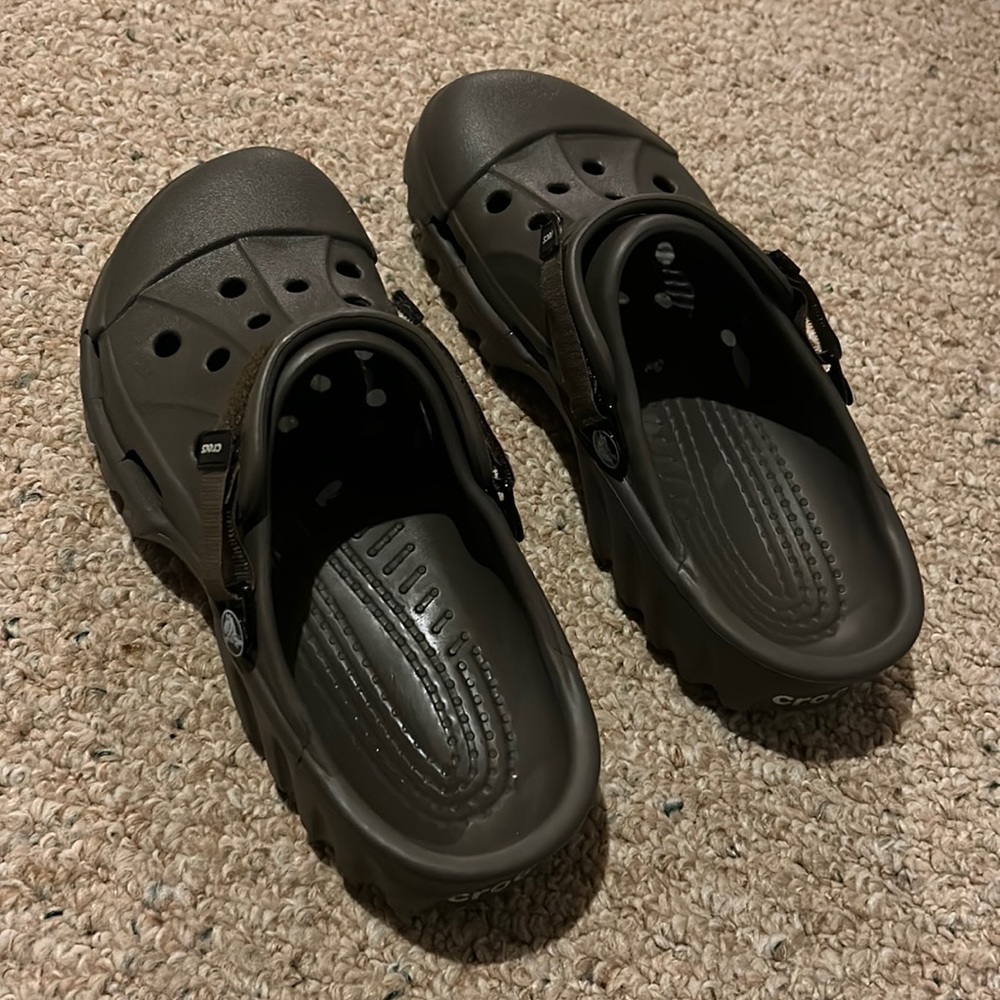 Olive Crocs with adjustable strap men’s size 8 women’s 10 gently used clean